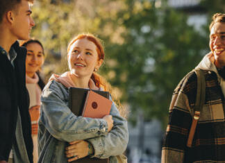 Splošna in tehniška gimnazija: Pregled dveh šolskih programov Group of students walking and talking in university campus. Young people walking outdoors in high school campus.