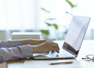 Kateri prenosnik kupiti za osnovnošolca, dijaka ali študenta? Hand of Japanese women for remote work