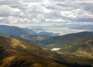 Škotska idila Hilly landscape with view on Loch Linhe from slopes of Ben Nevis, highest UK mountain, during the cloudy afternoon