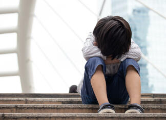 Pogoste slovnične napake, ki jih profesorji najbolj sovražijo Homeless Asian child sitting alone on the stairway in the street. Poor, sad, scared and alone.