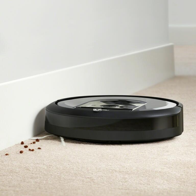 Ali robotski sesalec lahko poškoduje lesena tla?