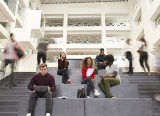 Kakšen prenosnik naj kupim za svoj študijski program (v letu 2022)? Interior Of Busy University Campus Building With Students