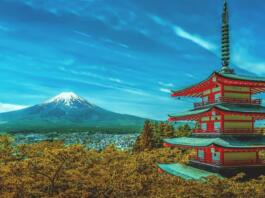 Pagoda, gozd in gora v ozadju