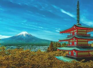 Japonska po dveh letih odprta za turiste Pagoda, gozd in gora v ozadju