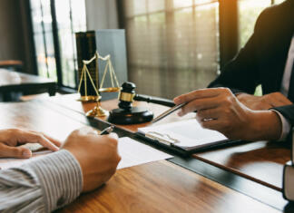 Svetovalnica: KAJ STORITI, KO NUJNO POTREBUJEM NASTANITEV? Lawyer is explaining about the wrongdoing laws regarding fraud to the client at the office.