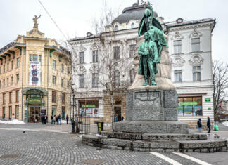 Prešeren, kot ga ne poznamo: »Sme nekaj nas, ker smo Prešernove, biti prešernih« Ljubljana, Slovenia - February 06, 2018: Preseren Monument view from the street