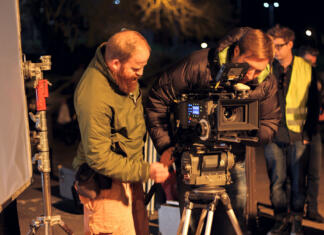 Serije, ki so trajale predolgo London, UK - March 30, 2012: Film Crew On Location Night Shoot. DoP and assistant preparing to shoot using 4k camera.