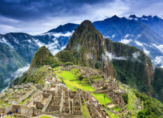 Vzpon na goro Machu Picchu Machu Picchu, Peru. UNESCO World Heritage Site. One of the New Seven Wonders of the World
