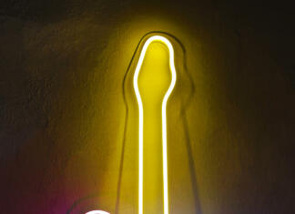 Jernej Ježovnik: Prva kitara na svetu iz več kot 5000 sntntnov Neon sign. Custom neon. Music vibe.