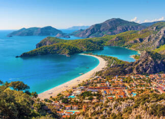 Mesto, ki leži kar na dveh kontinentih oludeniz beach and lagoon Turkey