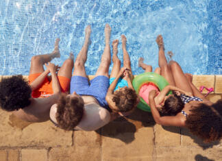 Hrvati šokirani! V slovenskih termah cene višje tudi, če je praznik na Hrvaškem, Madžarskem, Italiji … Overhead View Of Family With Children Having Fun In Swimming Pool On Summer Vacation