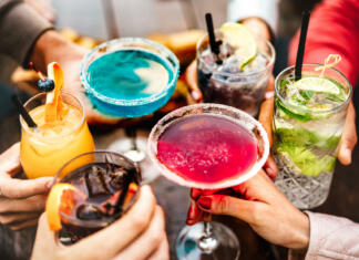 Enostavni in preprosti koktejli People hands toasting multicolored fancy drinks - Young friends having fun together drinking cocktails at happy hour - Social gathering party time concept on warm vivid filter