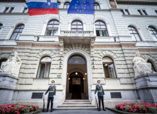 Ali je res važno, kaj obljublja kandidat za predsednika republike? Picture of slovenian soldiers member of the presidential guard in uniform, in front of the presidential palace of the slovenian president in ljubljana. The Slovenian Guards Unit is the official ceremonial honor guard unit of the President of Slovenia. Officially referred as the Guard of the Slovenian Armed Forces (astna garda Slovenske vojske) by SV members, the guard is a unit of the SV, consisting of the General Staff of the SV. The guard carries out many tasks of insuring that protocol in the SV is ensured. The office of president of Slovenia, officially President of the Republic of Slovenia was established on 23 December 1991 when the National Assembly passed a new Constitution as a result of independence from the Socialist Federal Republic of Yugoslavia. According to the Constitution, the president is the highest representative of the state. In practice, the position is mostly ceremonial. Among other things, the president is also the commander-in-chief of the Slovenian Armed Forces. The office of the president is the Presidential Palace in Ljubljana. The president is directly elected by universal adult suffrage for a term of five years. Any Slovenian citizen can run for President, but can hold only two consecutive terms in office.The president has no legally guaranteed immunity and may be impeached.