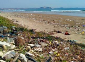 V Keniji s pomočjo starih japonk čistijo plaže pollution, trash, garbage
