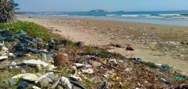 V Keniji s pomočjo starih japonk čistijo plaže