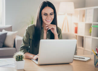 Urša Sirk – URSHULINA: o uspehu mlade poslovne ženske z idejo in željo po kreativnosti Portrait of charming successful cheerful focused girl working remotely creating finance it presentation report at home house flat indoor.
