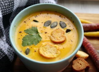 Jesenske dobrote: kremna bučna juha s semeni Pumpkin, sweet potato and carrot soup with pumpkin seeds, croutons pepper and parsley