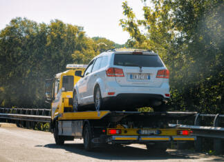 Cena odvoza avta s pajkom in nasveti Rome, Italy - October 4, 2017: Tow truck with a car on the road