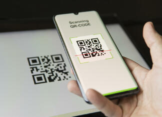 Poiščimo skrito kodo! Scanning QR code with mobile smart phone. all the graphics on the screen are made up. checking the qr code on the mobile phone.