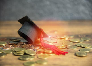 Državne štipendije za podiplomski študij Scholarship for education concept with graduation cap on money coin wooden table