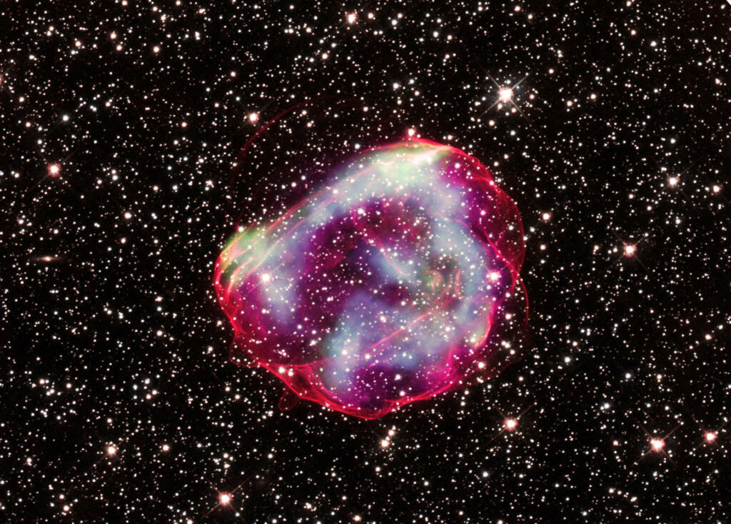 Sestavljena slika prikazuje rentgenske podatke Nasinega rentgenskega observatorija Chandra in optične podatke Nasinega vesoljskega teleskopa Hubble