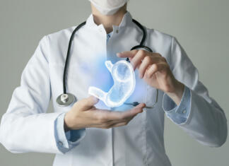 Prehrana po popolni gastrektomiji Stomach issues medical concept. Photo of female doctor, empty space.