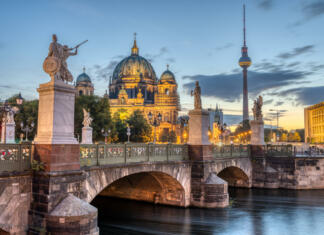 Živalski vrtovi v Evropi The Cathedral, the TV Tower and the Schlossbruecke in Berlin at dawn