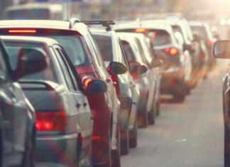 Za manj kot dva (kilometra) je avto doma traffic jams in the city, road, rush hour