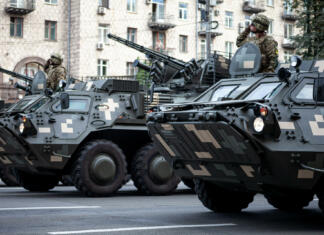Slovenijo bo prekinitev nakupa Boxer vozil stalo malo premoženje Ukraine, Kyiv - August 18, 2021: Military parade. Armored vehicle. Transport in protective colors. Army vehicles SUVs