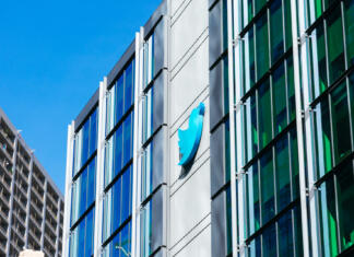 Musk lahko z nakupom Twitterja spremeni politiko družabnih omrežij Urban landscape and Twitter campus in downtown San Francisco. Twitter is an American microblogging and social networking service - San Francisco, California, USA - 2020