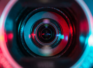 Kamere za kombiniran pouk na daljavo Video camera lens lit in red and blue