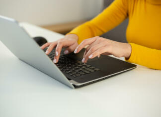 Testirali smo zanimiv Lenovo ThinkPad T460s Young entrepreneur woman working online at home during lockdown