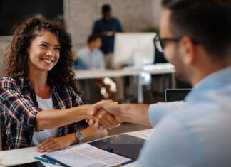 Postani zvezda razgovorov Young woman signing contracts and handshake with a manager