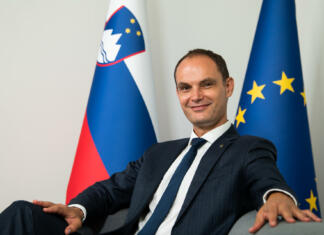 Komentar: Logar zapustil SDS. Politika, quo vadis? Anže Logar pred slovensko in EU zastavo