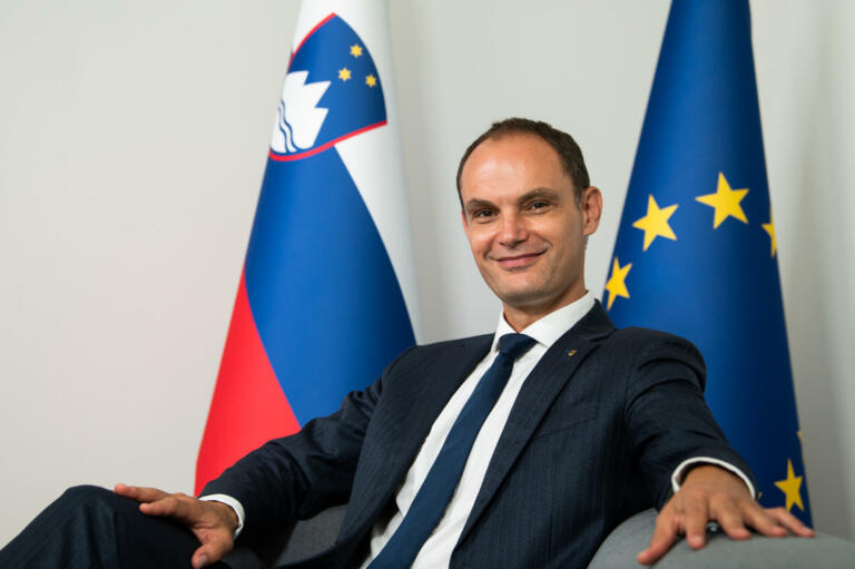 Komentar: Logar zapustil SDS. Politika, quo vadis?