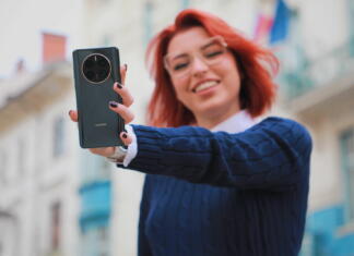 Kaya Solo: Ko ljubiš minimalizem, a dobiš cel paket in še več Kaya Solo s telefonom v roki