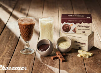 Nostradamus napoveduje – top 3 okusi vroče čokolade za zimo 2022/2023 Dva kozarca vroče čokolade skupaj z dvema skodelicama vroče čokolade in paketom vroče čokolade