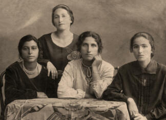 Slovenke, ki so ustvarjale zgodovino A vintage photo portrait from 1914 of Gypsy family.