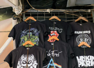 MetalDays 2017 zaključen, najavljen MetalDays 2018! Athens, Greece - August 29, 2018: T-shirts printed with rock band designs. Pop music merchandise.