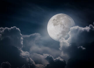 Novi dokazi o nastanku Lune Attractive photo of a nighttime sky with clouds, bright full moon would make a great background. Nightly sky with large moon. Beautiful nature use as background. Outdoors.