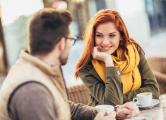 ☑️ KVIZ: Kako prefinjen okus imaš – ali si prava dama/gospod? Attractive young couple in love sitting at the cafe table outdoors, drinking coffee