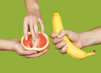 Samozadovoljevanje Banana and grapefruit in hands isolated on a green background as a symbol of male and female masturbation. Games with the clitoris and touching the penis. Stimulation and orgasm.