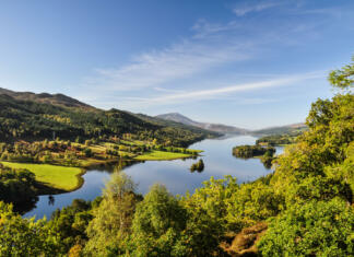 Škotska: potovanje za ljubitelje narave in zgodovine Beautiful view across Loch Tummel seen from Queen's View, a famous viewpoint.
