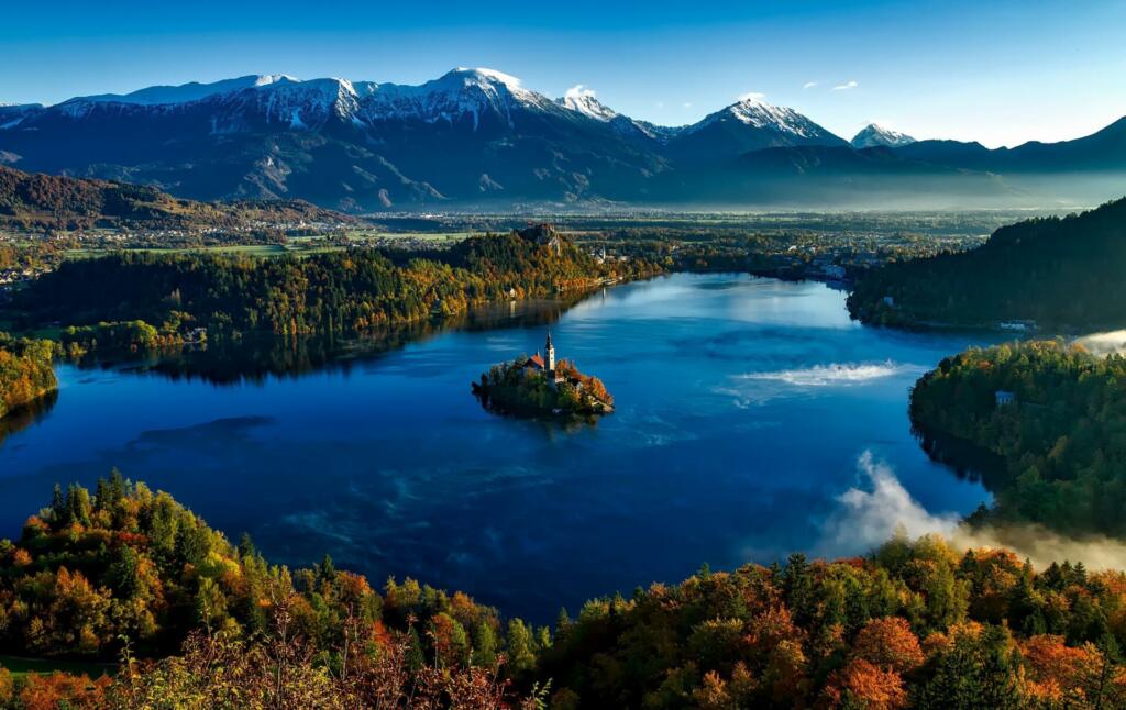 Pogled na jezero z otočkom, na katerem je cerkev