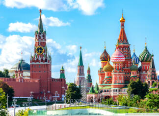 Naravna bogastva, ledeno mrzla mesta in podkupljivi policisti. To je Rusija. Cathedral of Vasily the Blessed (Saint Basil's Cathedral) and Spasskaya Tower on Red Square, Moscow, Russia