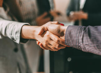 Vse o razgovorih close up. young casual business people shaking hands with each other. business concept