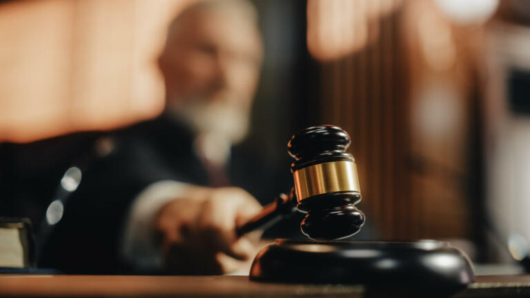 Ali pravica do umetne oploditve pripada tudi istospolno usmerjenim in samskim ženskam?