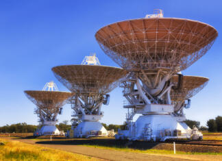 Štirje misteriozni objekti najdeni v globinah vesolja Deep space exploration radio telescopes array on rails in Australian Narrabri CSIRO station against clear blue sky.