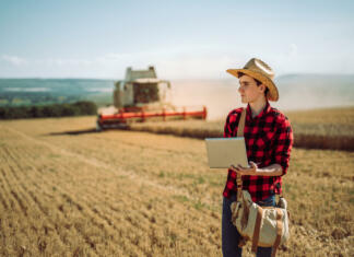Vloga mladih pri razvoju podeželja je ključna, pravi ministrica Šinko Farmer has care of his wheat field