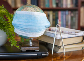 Kakšno vlogo imajo knjižnice pri dezinformacijah? Globe wearing a mask, Informational digital detox. Home education during the coronavirus pandemic, future travels planning. Books instead of news, virtual games.